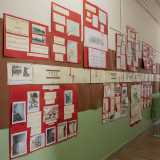 Sulle pareti invece notiamo vari cartelloni con foto d�epoca, testi e disegni realizzati dagli alunni durante alcuni progetti di ricerca
